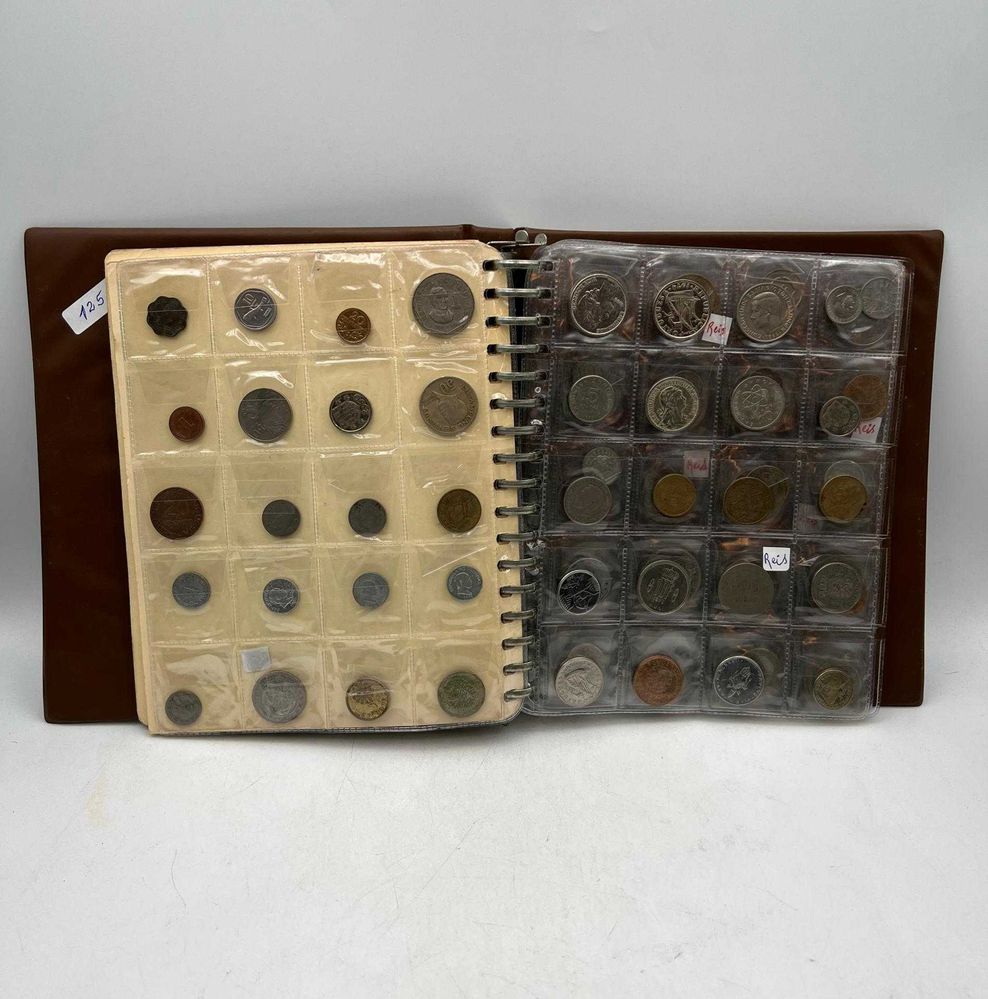 Álbum com cerca de 156 Moedas Diversas
