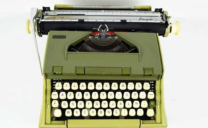 Máquina de escrever vintage com respetiva mala - marca Messa