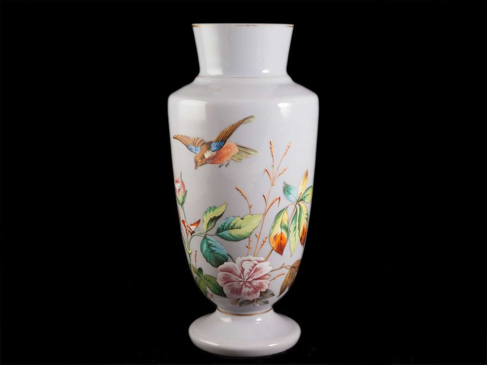 Jarra antiga com decoração floral e pássaros
