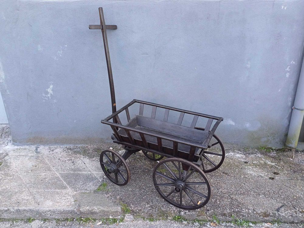 Carrocinha em madeira
